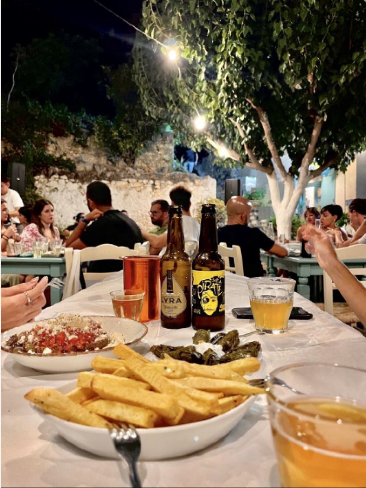 Το περιβάλλον θυμίζει παραδοσιακό κρητικό  μεζεδοπωλείο