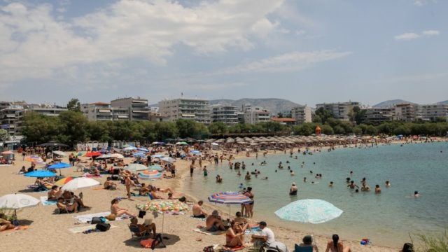 Ο χάρτης της ξαπλώστρας: Από 5 έως 370 ευρώ το κόστος για μια βουτιά στην Αττική – Αυτά είναι τα μέρη που καίνε
