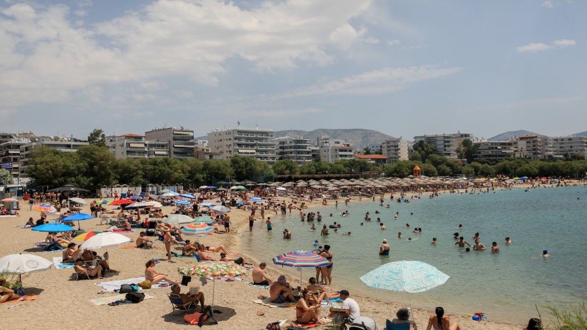 Ο χάρτης της ξαπλώστρας: Από 5 έως 370 ευρώ το κόστος για μια βουτιά στην Αττική – Αυτά είναι τα μέρη που καίνε