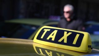 Σοκ στην Αττική Οδό: Οδηγός ταξί έτρεχε με πάνω από 200 χλμ./ώρα και έκανε live στο TikTok (βίντεο)