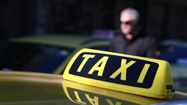 Σοκ στην Αττική Οδό: Οδηγός ταξί έτρεχε με πάνω από 200 χλμ./ώρα και έκανε live στο TikTok (βίντεο)