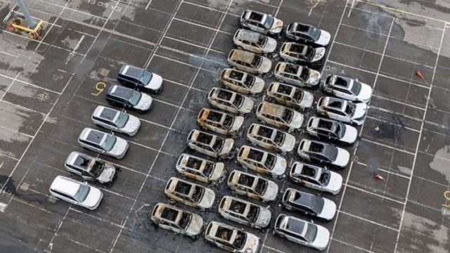 Φωτιά-κόλαση σε λιμάνι: 33 SUV έγιναν στάχτη μέσα σε λίγες ώρες