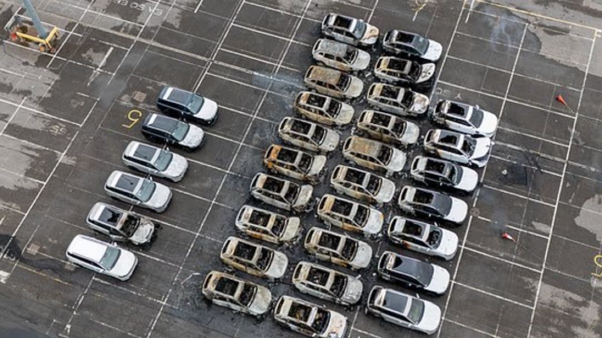 Φωτιά-κόλαση σε λιμάνι: 33 SUV έγιναν στάχτη μέσα σε λίγες ώρες
