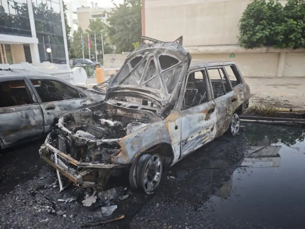Σοκ στο Μαρούσι: Εμπρηστές χτύπησαν τα ξημερώματα και άφησαν πίσω τους καταστροφή