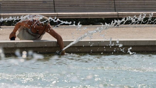 Η Ευρώπη σε πύρινο κλοιό: Ο καύσωνας αφήνει πίσω του νεκρούς – Γέμισαν τα νεκροτομεία στη Γαλλία, σε απόγνωση τα νοσοκομεία