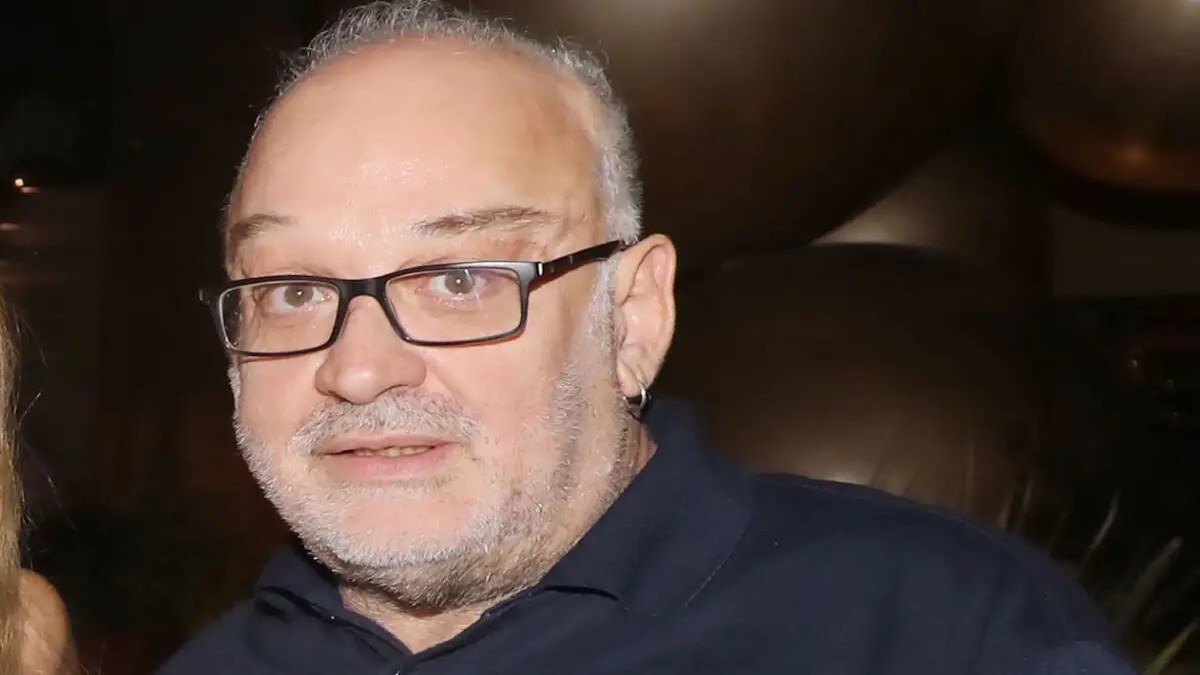 Ο Γιώργος Μουκίδης αθωώθηκε λόγω αμφιβολιών στην Ευελπίδων, μετά από καταγγελία τραγουδίστριας για παραμέληση του σκύλου του, με τον ίδιο να αρνείται τις κατηγορίες
