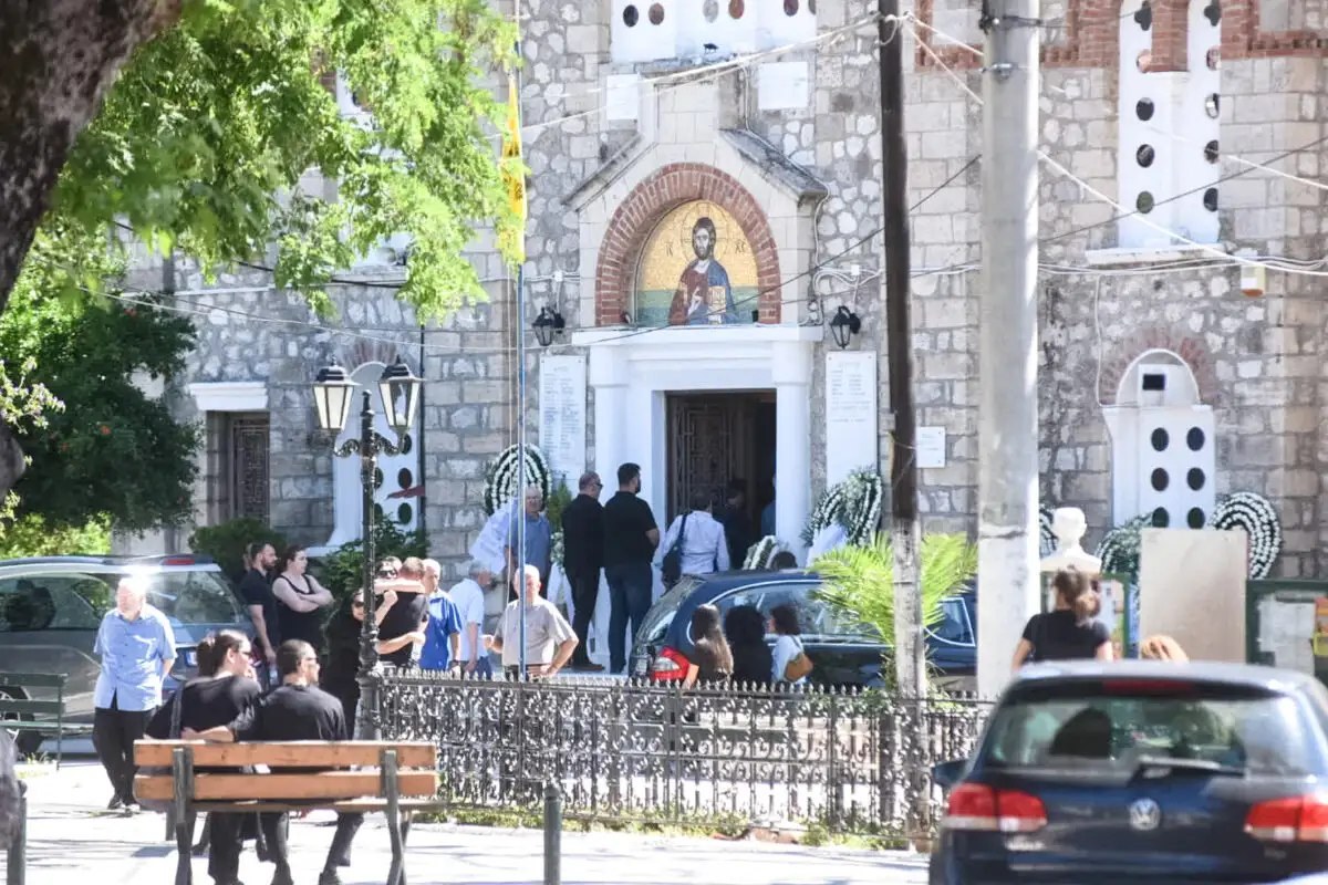 Σκηνές αρχαίας τραγωδίας στην κηδεία της μητέρας και του γιου που δολοφονήθηκαν άγρια, με την τοπική κοινωνία στο Αίγιο να παραμένει συγκλονισμένη από το διπλό έγκλημα.