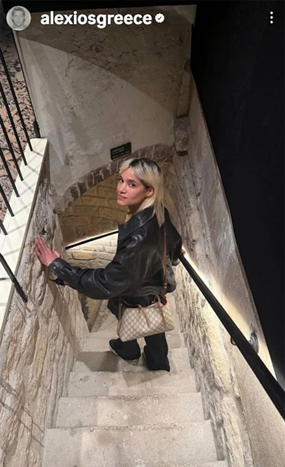 Ο Κωνσταντίνος Αλέξιος Ντε Γκρες αποτύπωνει την οικειότητα στη σχέση του με την Αμερικανίδα ηθοποιό μέσα από ένα χαλαρό στιγμιότυπο σε μια πέτρινη σκάλα.