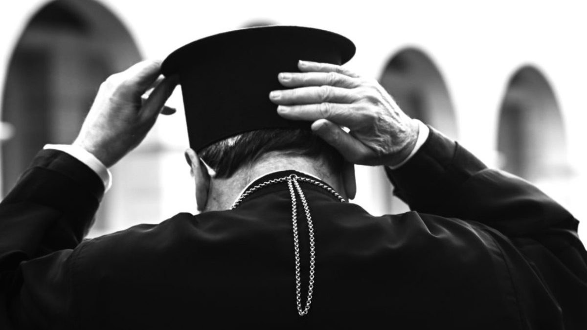 Οι δικαστικές αρχές στη Θεσσαλονίκη επέβαλαν περιοριστικούς όρους στον ιερέα, ενώ παράλληλα ερευνώνται και οι καταγγελίες για σεξουαλική κακοποίηση.