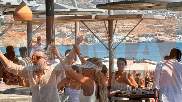 Το γαμήλιο πάρτι της Αθηνάς Οικονομάκου και του Μπρούνο Τσερέλα: Η μισή showbiz στην Πάρο (φωτογραφίες και βίντεο)
