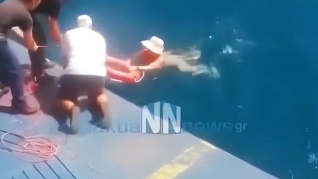 Στιγμές αγωνίας στο Ρίο – Αντίρριο: Άγιο είχε 70χρονη λουόμενη που παρασύρθηκε από ρεύματα – Βίντεο από την διάσωση
