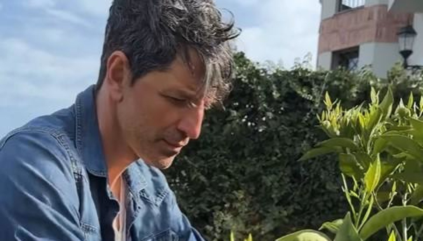Η αγάπη για τη φύση και η καθημερινή φροντίδα της γης: Ο Σάκης Ρουβάς μοιράζεται τις αγροτικές του δραστηριότητες με τους θαυμαστές του.
