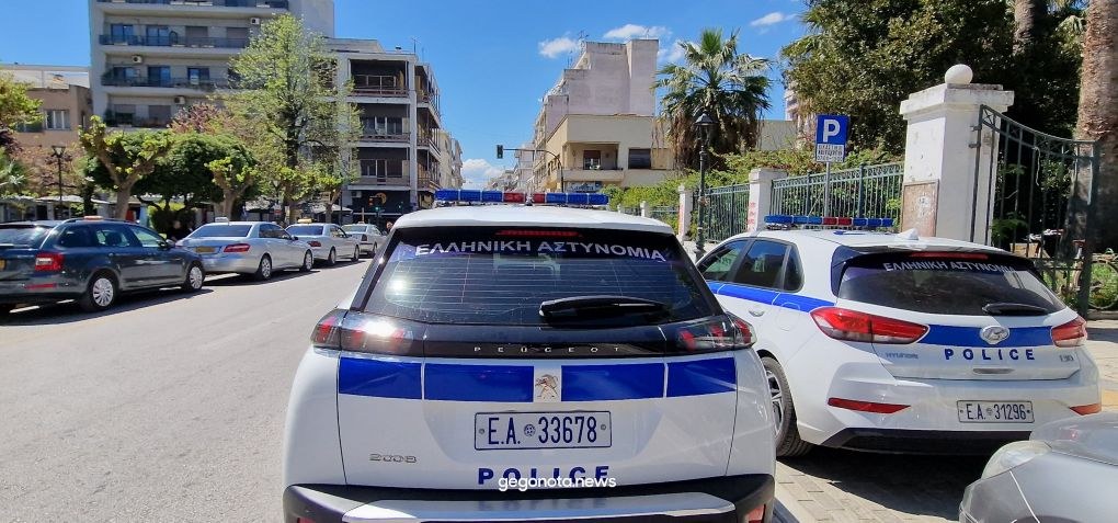 Στο δικαστικό μέγαρο στον Βόλο οδηγήθηκε ο 30χρονος κατηγορούμενος, ο οποίος καταδικάστηκε σε ποινή φυλάκισης για ενδοοικογενειακή βία.