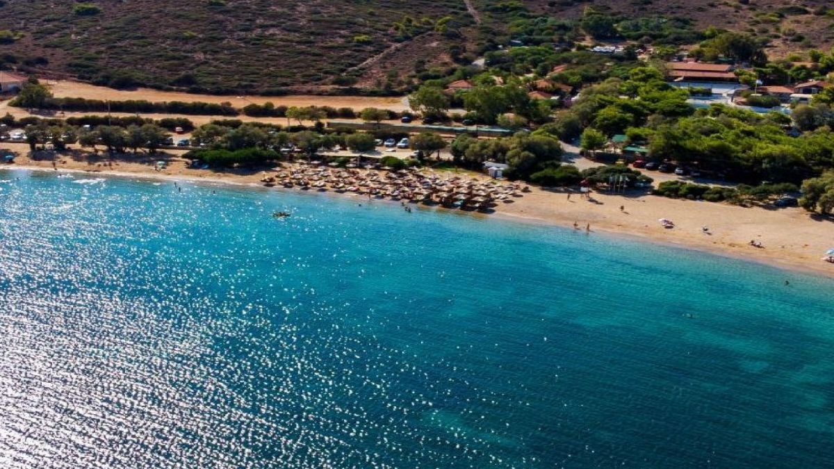 Η Πούντα Ζέζα στο Σούνιο συνδυάζει ρηχά νερά, άνετο πάρκινγκ, κοσμοπολίτικο beach bar και ελεύθερο χώρο, προσφέροντας μπάνιο ακριβώς πάνω από μια εντυπωσιακή, βυθισμένη αρχαία πολιτεία
