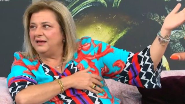 Ελισάβετ Κωνσταντινίδου: «Πάγωσε» on air στην ΕΡΤ – «Παιδιά, είναι πολύ προσωπικές φωτογραφίες!»