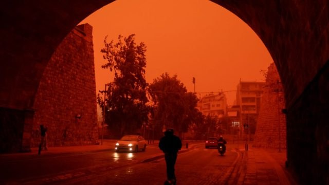 Κίτρινος συναγερμός στη χώρα: Νέο ισχυρό κύμα Σαχαριανής σκόνης σκέπει την Ελλάδα — Οι επικίνδυνες περιοχές