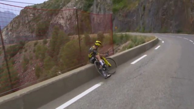 Παραλίγο τραγωδία στο Tour de France: Το προστατευτικό δίχτυ έσωσε τη ζωή του Σεπ Κους – Γλίτωσε την πτώση στον γκρεμό για λίγα εκατοστά!