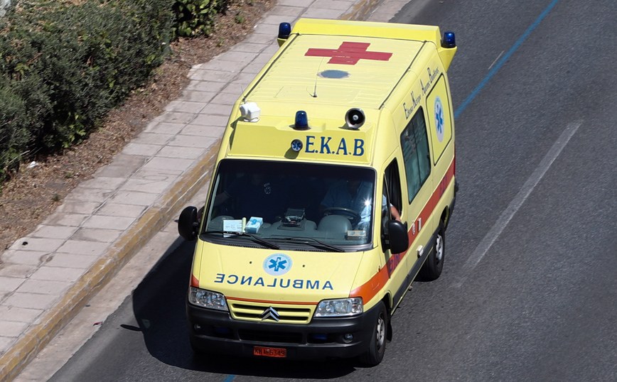 Άγριο επεισόδιο στο κέντρο του Βόλου: Έκοψε το χέρι του πατέρα του με μπαλτά στη μέση της Ερμού!