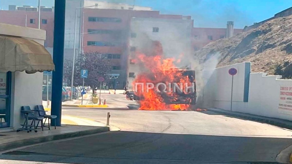 Καβάλα: Αστικό λεωφορείο τυλίχθηκε στις φλόγες μέσα στο πάρκινγκ του Γενικού Νοσοκομείου