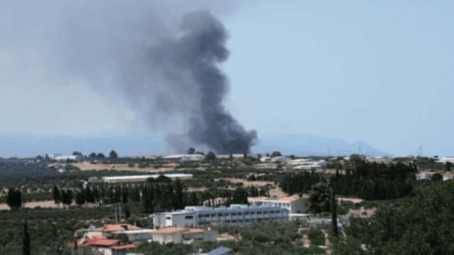 Τραγωδία στην Κορινθία: Νεκρός 67χρονος από την ισχυρή έκρηξη και τη φωτιά σε εργοστάσιο στα Εξαμίλια