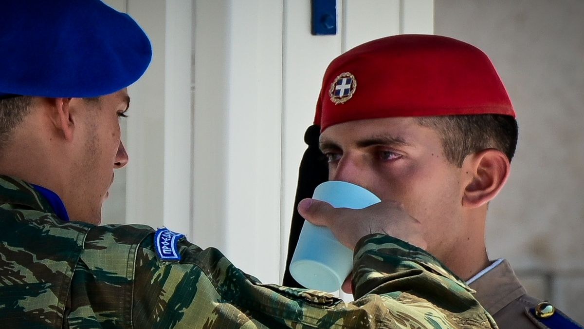 Οι Εύζωνες συγκινούν με την αυταπάρνησή τους μέσα στον αφόρητο καύσωνα