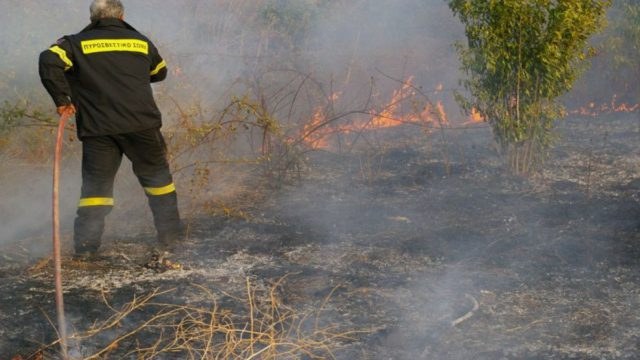 Σε εξέλιξη η φωτιά στο Ρέθυμνο: Μηνύματα 112 για εκκένωση οικισμών στα Σακτούρια και Μέλαμπες