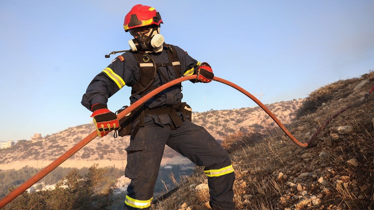 Λακωνία: Επιχειρούν 48 πυροσβέστες και τρία εναέρια μέσα για τη φωτιά στον Αγερανό