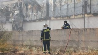 Ασπρόπυργος: Δραματικές ώρες στη φωτιά, έντεκα τραυματίες – Πυροσβέστες επιχειρούν δίπλα σε προπάνιο, φόβοι για μεγάλη έκρηξη