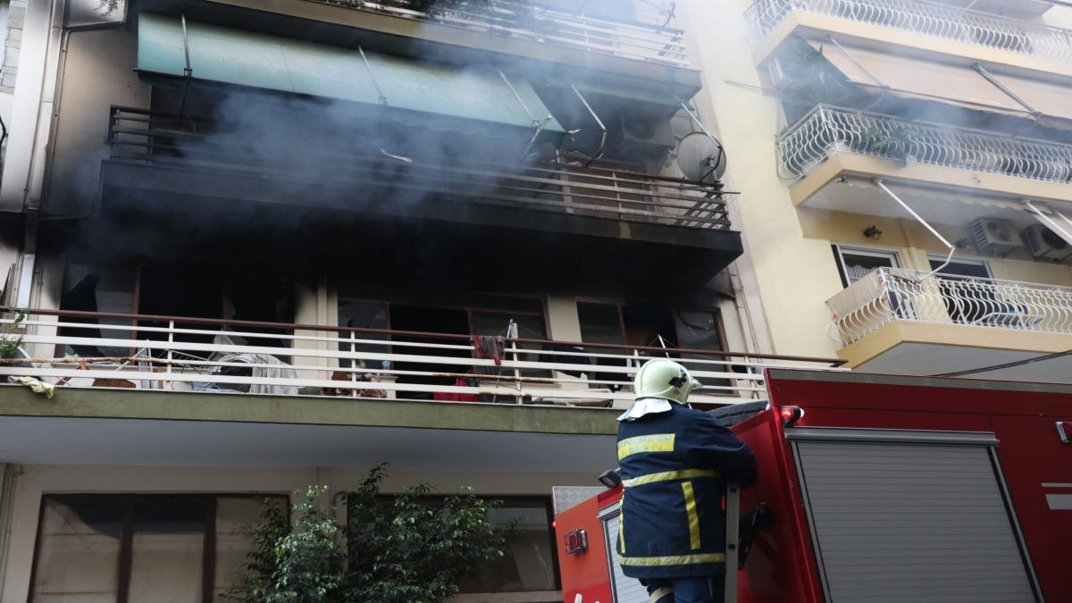 Πειραιάς: Καλύτερη η εικόνα της πυρκαγιάς στο διαμέρισμα–Δεν υπάρχουν αναφορές για εγκλωβισμένους