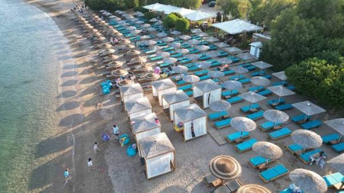 Από την πετσέτα στην ξαπλώστρα: Πώς περιορίζεται ο ελεύθερος χώρος στις ελληνικές ακτές