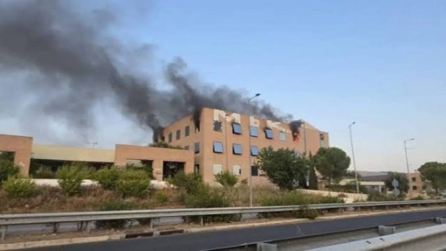 Υπό μερικό έλεγχο η φωτιά στο Ολυμπιακό Χωριό – Ισχυρή κινητοποίηση της Πυροσβεστικής