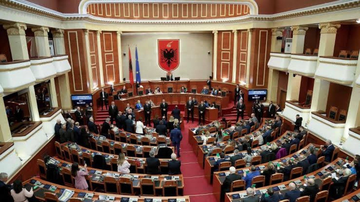 Αλβανία: Η στιγμή που βουλευτής τρέχει με απόρρητο έγγραφο μέσα στο Κοινοβούλιο