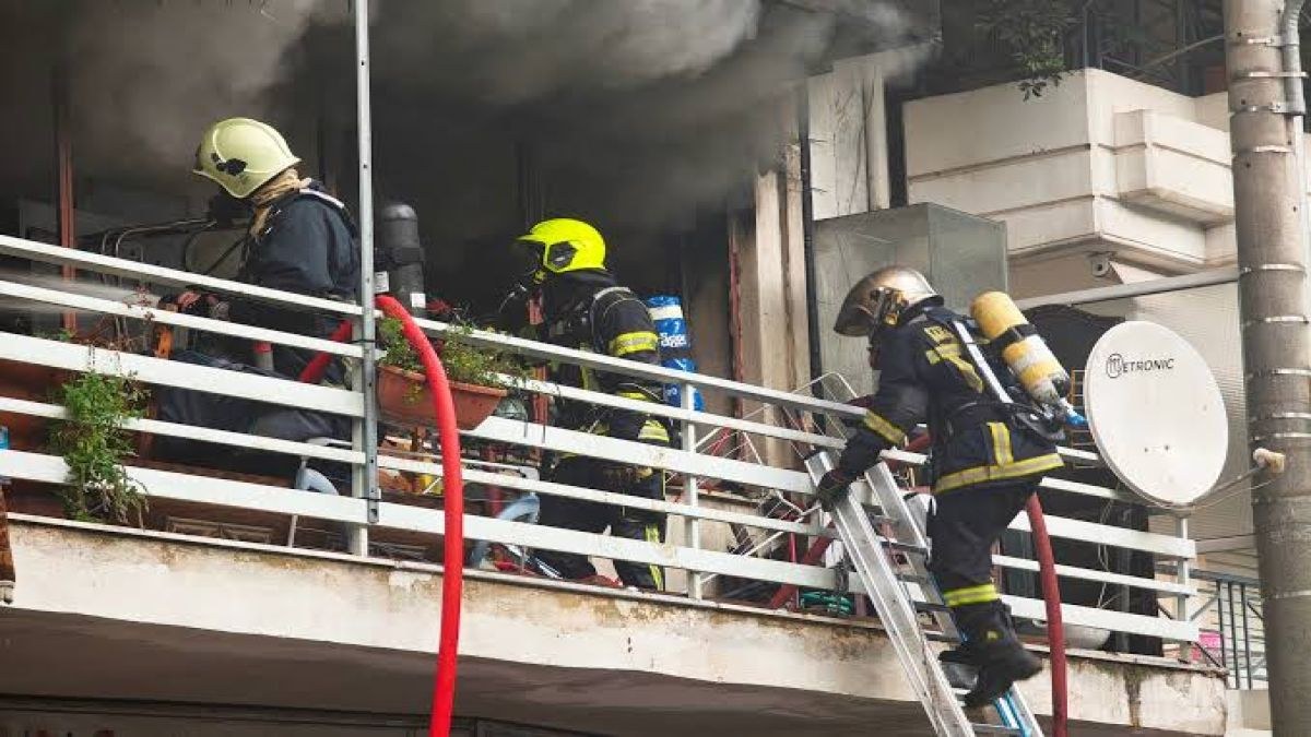 Φωτιά τώρα σε διαμέρισμα στον Πειραιά – Διακόπηκε η κυκλοφορία στην Ακτή Μουτσοπούλου
