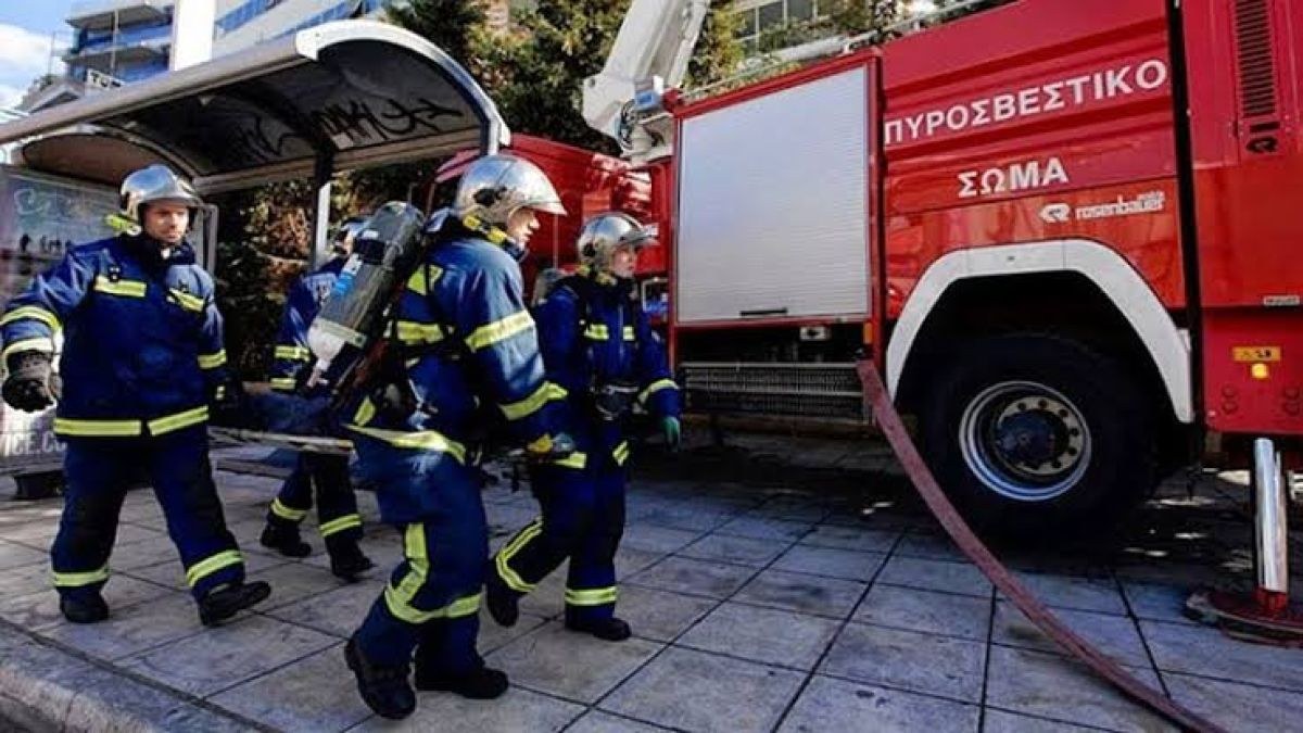 Πυροσβεστική επιχείρηση στον Πειραιά μετά από φωτιά σε διαμέρισμα