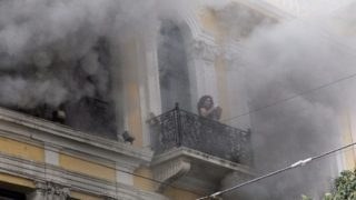 Marfin: Συνελήφθη στη Βρετανία η 46χρονη που κατηγορείται για τον φονικό εμπρησμό