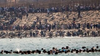 Θέουτα: Πώς 20.000 μετανάστες πέρασαν κολυμπώντας στην Ισπανία – Κάτοικοι κλειδώθηκαν στα σπίτια τους και κατέβασαν ρολά