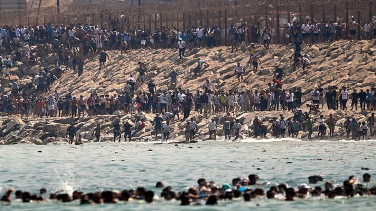 Χιλιάδες άνθρωποι βούτηξαν στη θάλασσα για να φτάσουν στην Ισπανία