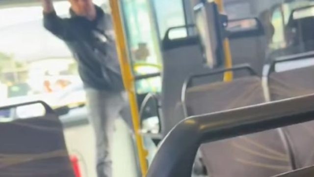 Οδηγός ανακοινώνει πως χάλασε το λεωφορείο μετά από τσακωμό με επιβάτη: «Να πάρετε το επόμενο»