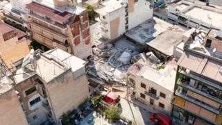 Πετράλωνα: Οκτώ ημέρες μετά την κατάρρευση, τα συντρίμμια παραμένουν στο σημείο – Τα μπάζα εμποδίζουν τις έρευνες