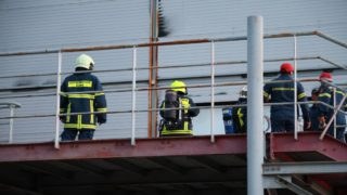 Πάρκο Γουδή: Στάχτη το παλιό Θέατρο Μπάντμιντον, κατέρρευσε η οροφή – Υπό έλεγχο η φωτιά