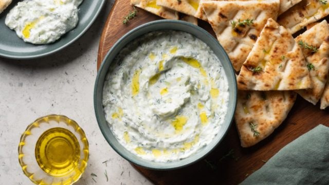 Έλληνας παντρεύτηκε γυναίκα από την Τζαμάικα και εκείνη του μαγειρεύει ελληνικά φαγητά! Τα πετυχαίνει; Ποια η αντίδρασή του;