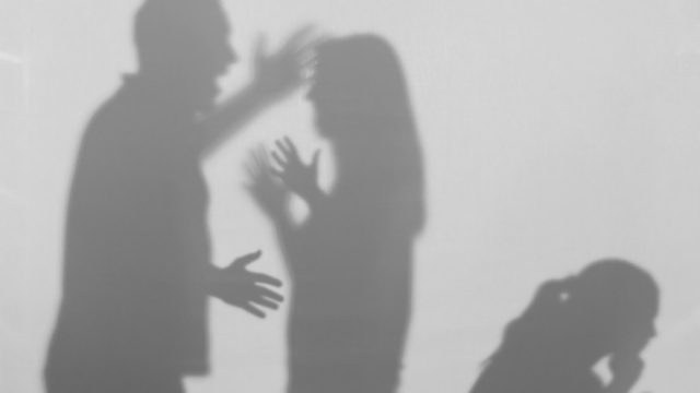 Πήλιο: 27χρονος επιτέθηκε στη σύζυγό του μπροστά στο παιδί τους – «Απαιτώ να βρίσκω καθαρό σπίτι, είναι συνεχώς με ένα κινητό»