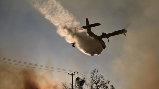 Συναγερμός στο Ναύπλιο: Φωτιά στο Σαμαράκι Αργολίδας-Μάχη με τις φλόγες από γη και αέρα