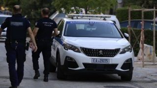 Όλα «τούμπα» στη Νέα Σμύρνη: Την περίμενε έξω από το σπίτι της κόρης της – Σκότωσε την 45χρονη και αυτοκτόνησε