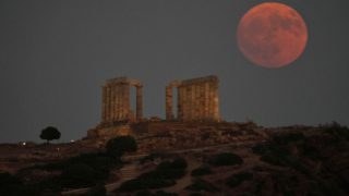 Σπάνιο θέαμα στον ουρανό: Η Σελήνη «βάφεται» κόκκινη απόψε (28/8) – Γιατί συμβαίνει αυτό και πού θα φαίνεται καλύτερα