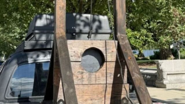 Συνελήφθη άνδρας που είχε μια… γκιλοτίνα στο πορτ μπαγκάζ