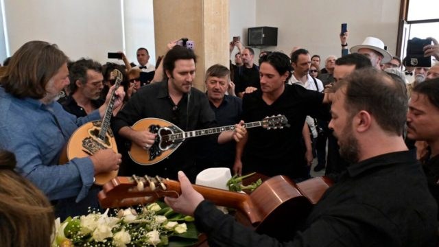 Κηδεία Νίκου Καλογερόπουλου: Με τραγούδια, μπουζούκια και χειροκροτήματα το τελευταίο αντίο στον σπουδαίο ηθοποιό