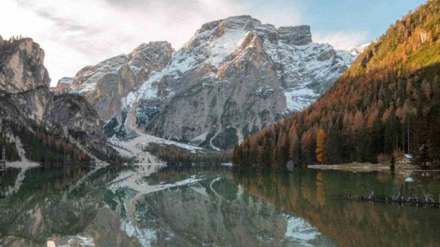 Lago di Braies: Η λίμνη της Ιταλίας που μοιάζει βγαλμένη από παραμύθι