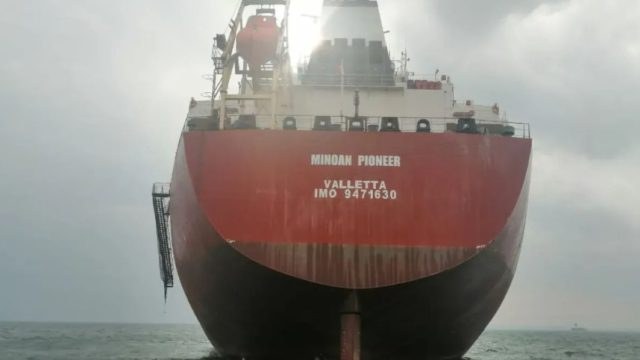 Συναγερμός στα Στενά του Ορμούζ: Ελληνόκτητο πλοίο δέχθηκε επίθεση – Αγνοείται μέλος του πληρώματος
