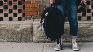 Θρήνος στην Κοζάνη για τη νεκρή 16χρονη στο σχολείο – «Βρισκόταν υπό παρακολούθηση από ψυχολόγο και κοινωνικό λειτουργό»